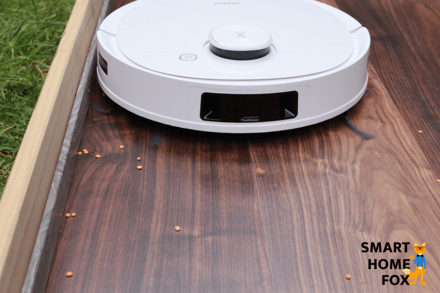 Ecovacs Deebot T9 saugt etlang einer Leiste